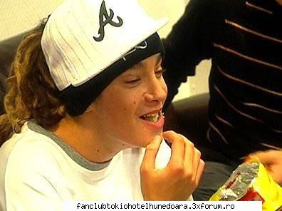 vai ...tomik face ca mn cind mininca identici la mincarea :rotfl:  :rotfl:  :razz:  :razz: aici