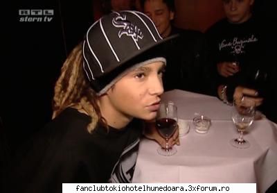 uite de la cine a invatzat tomy sa bea:)) :rotfl:  :rotfl:  :rotfl: 
ma rog,nu alcol,dar e mai tot
